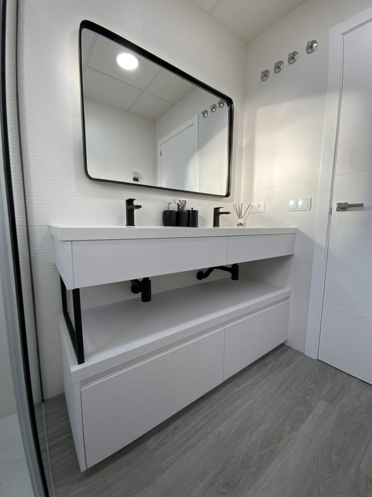 Mueble de baño blanco